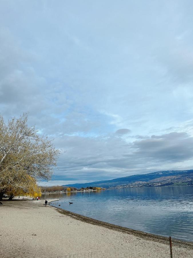 Peaceful And Spacious Lake View 웨스트 켈로나 외부 사진